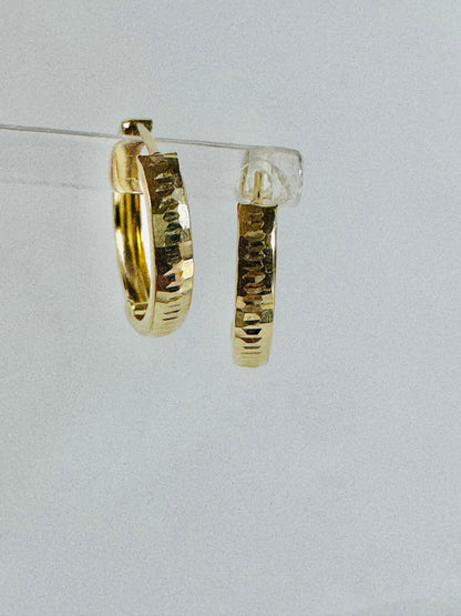 #303 boucles d’oreilles Huggies avec petite gravure en or 10k