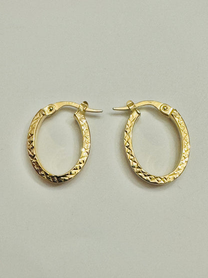 #318 Pendientes de aro ovalados con grabado en oro de 10k