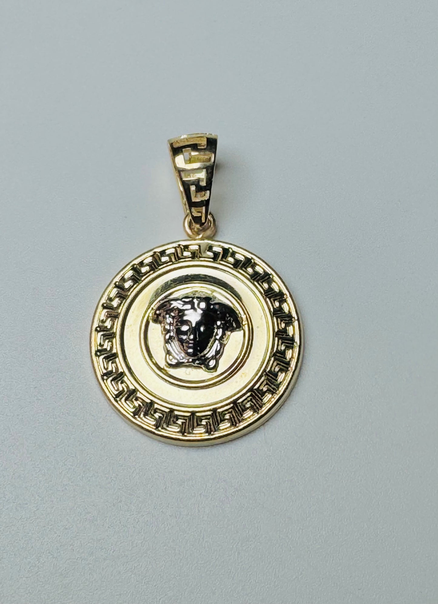 #410 pendentif médaillon visage médusa or blanc en or 10k