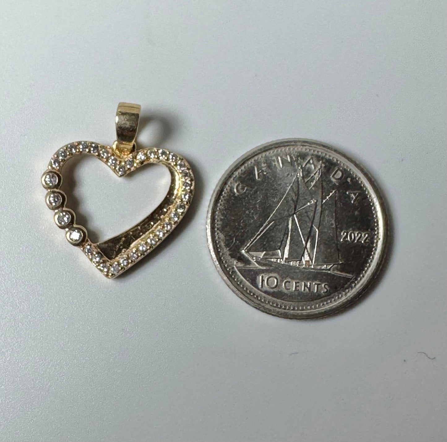 #423 pendentif cœur contour en zircon neuf en vrai or 10k￼