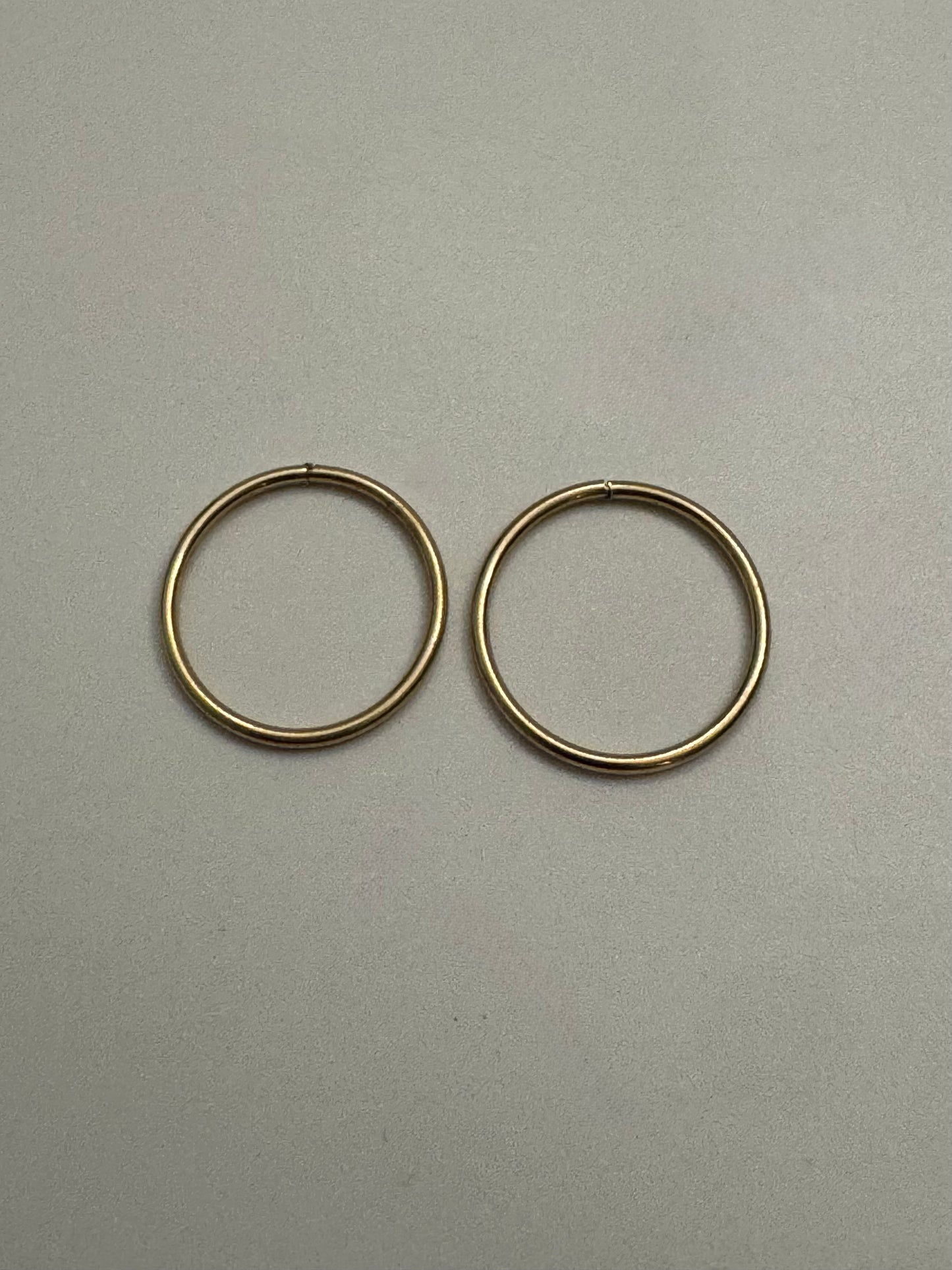 #317 boucles d’oreilles petite dormeuse unie en or 10k￼