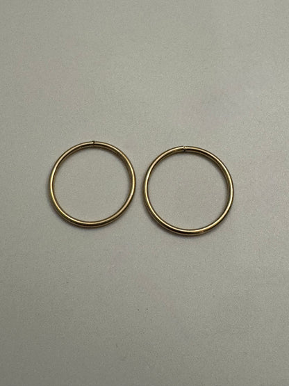 #317 boucles d’oreilles petite dormeuse unie en or 10k￼