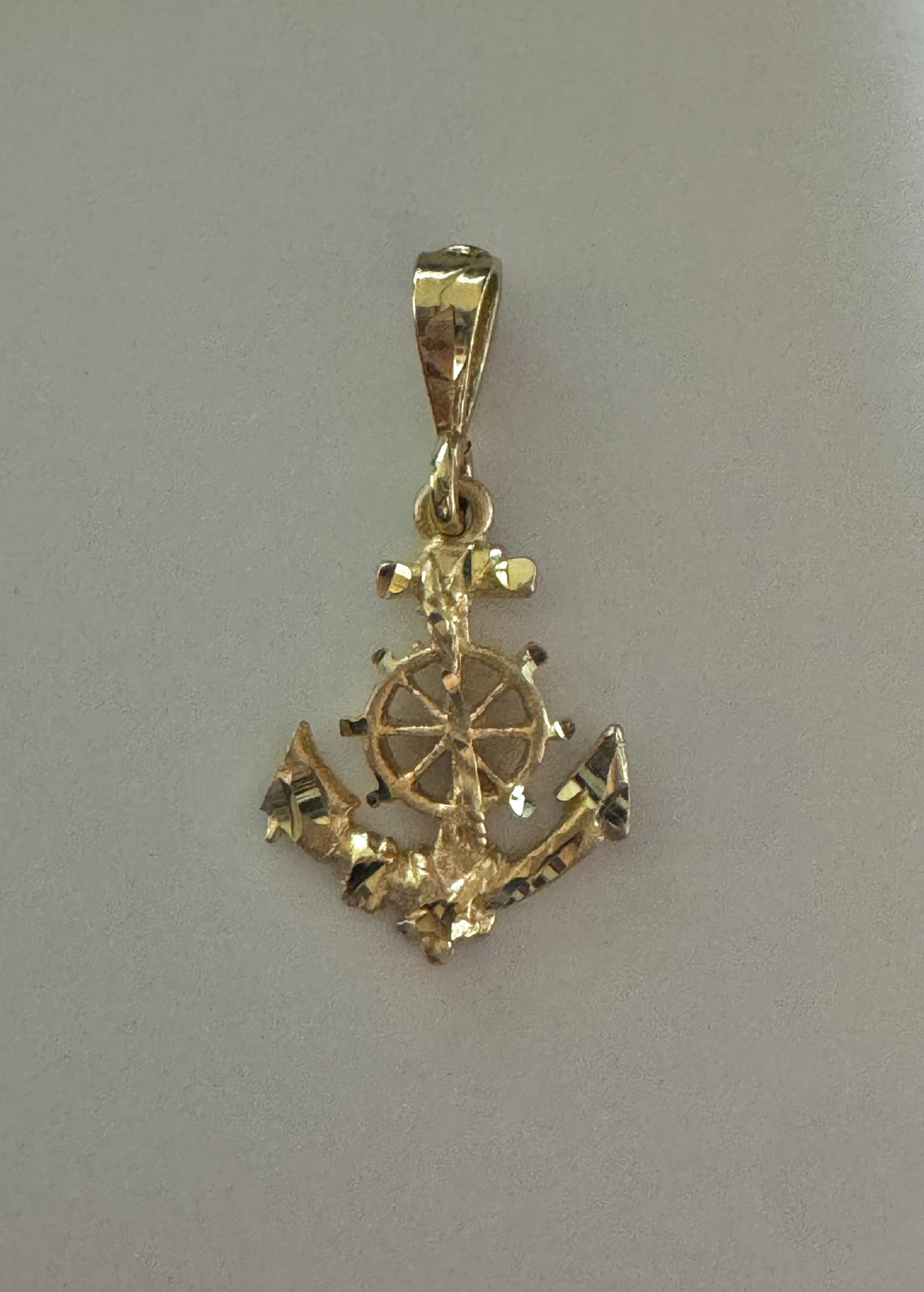 #464 pendentif ancre de bateau avec gouvernail en or 10k