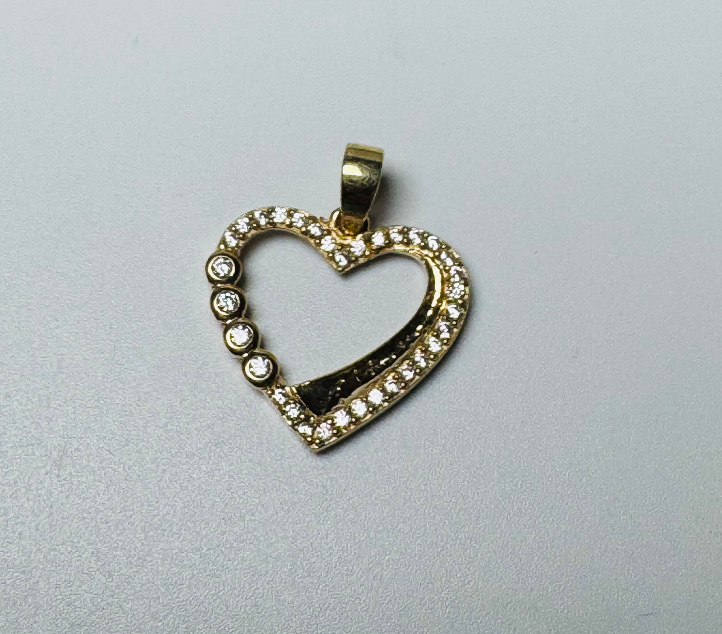 #423 pendentif cœur contour en zircon neuf en vrai or 10k￼