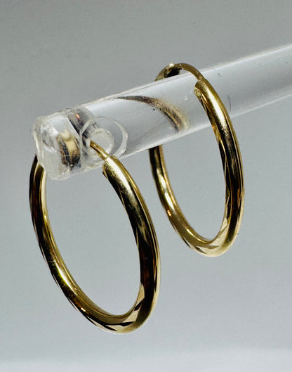 #309 boucles d’oreilles petites anneaux avec gravure en or 10k