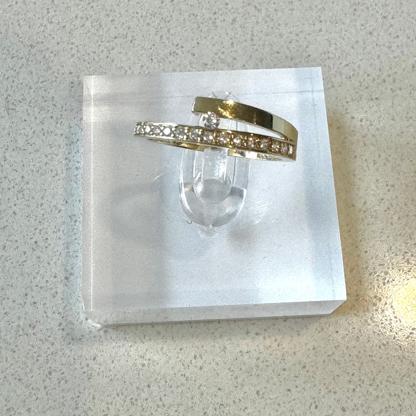 2_Bague en Or 10K ligne de Zircon et au Centre_BijouterieMD