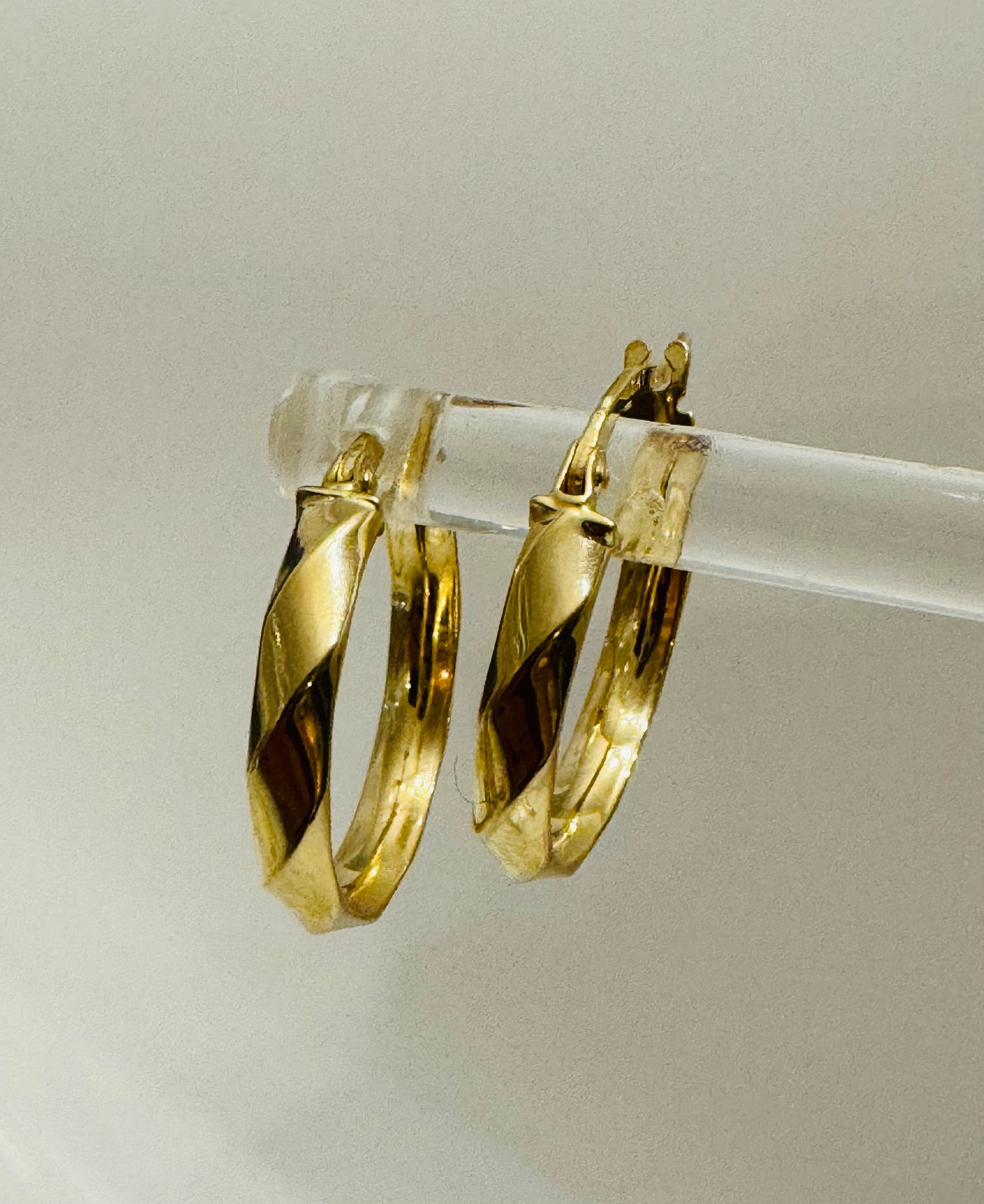 #315 petites boucles d’oreilles anneaux ondulées neuve en or 10k￼