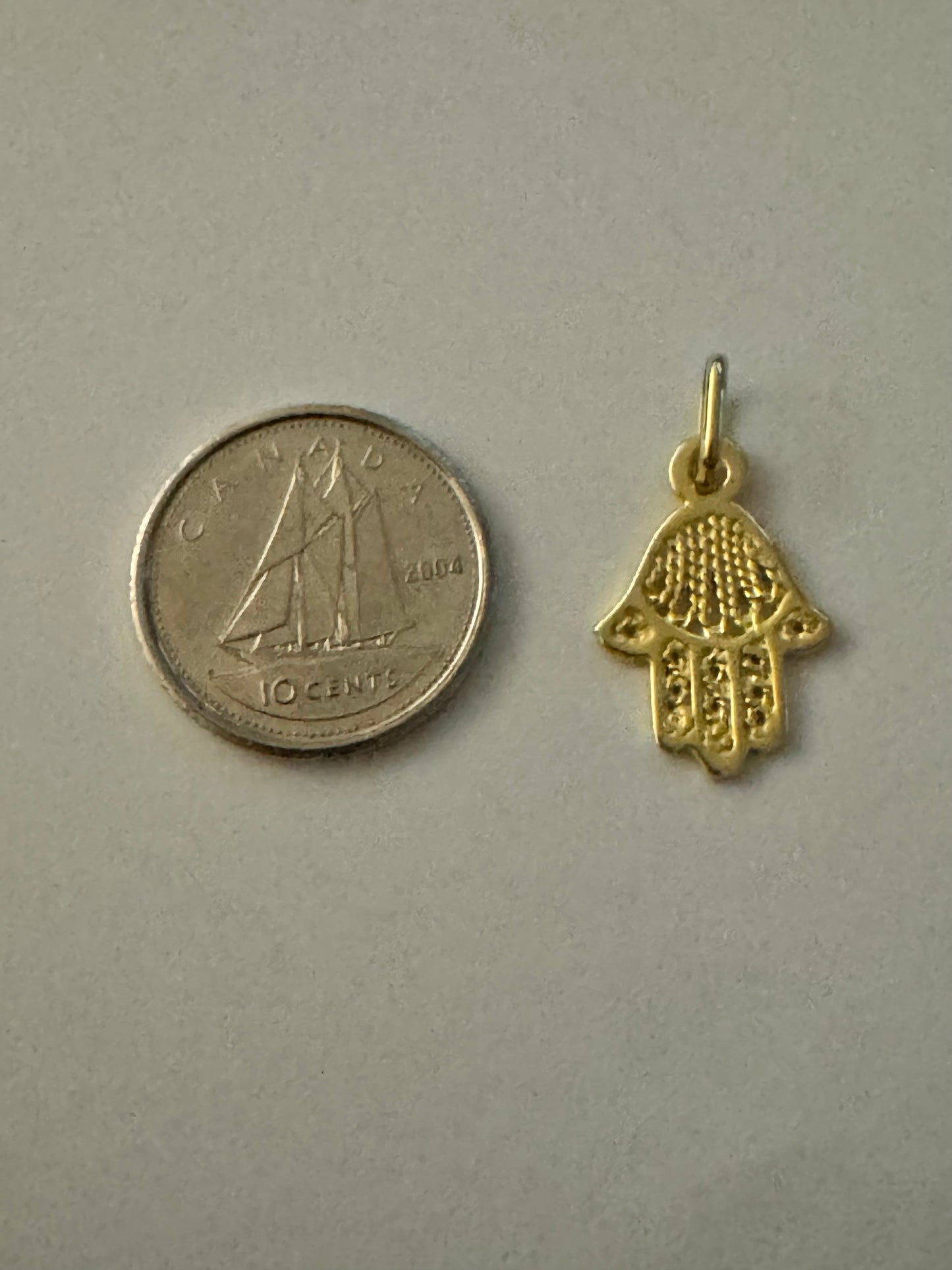 #449 Pendentif main Fatima avec motifs plein en or 10k