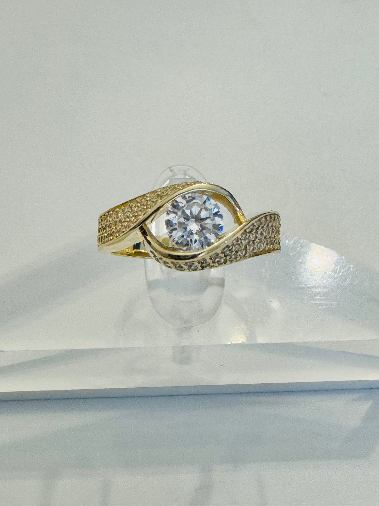 #201 bague entrelançant le zircon en or 10k