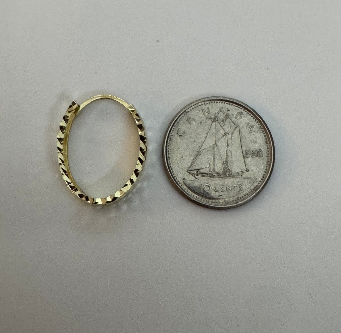 #306 boucles d’oreilles petites anneaux ovales avec gravure en or 10k￼