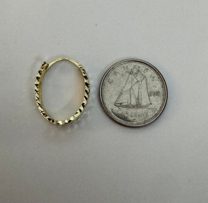 #306 boucles d’oreilles petites anneaux ovales avec gravure en or 10k￼