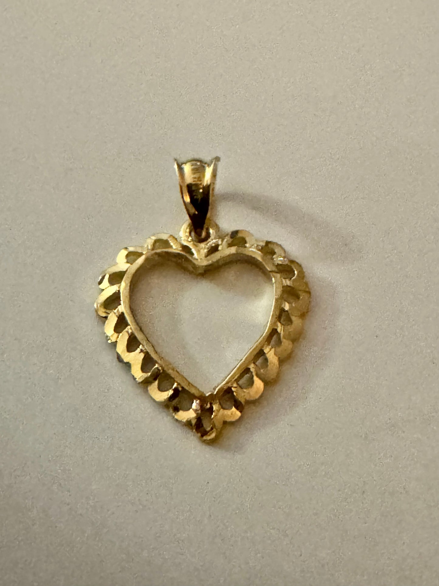 Colgante de contorno ondulado de oro de 10 quilates n.° 403