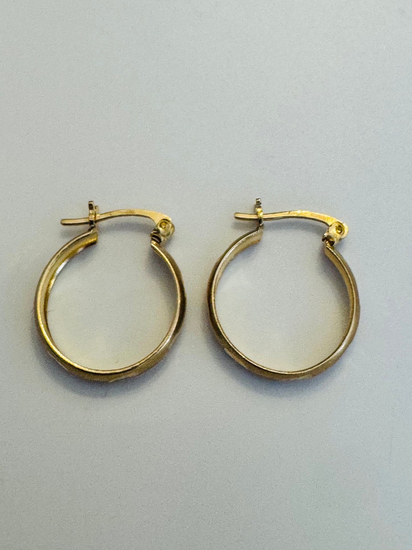 #325 boucles d’oreilles anneaux avec petites gravures en or 10k