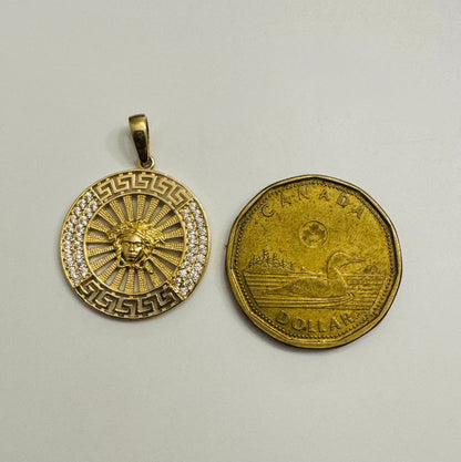 #437 Colgante medallón medusa estilo sol con circonita de oro de 10k