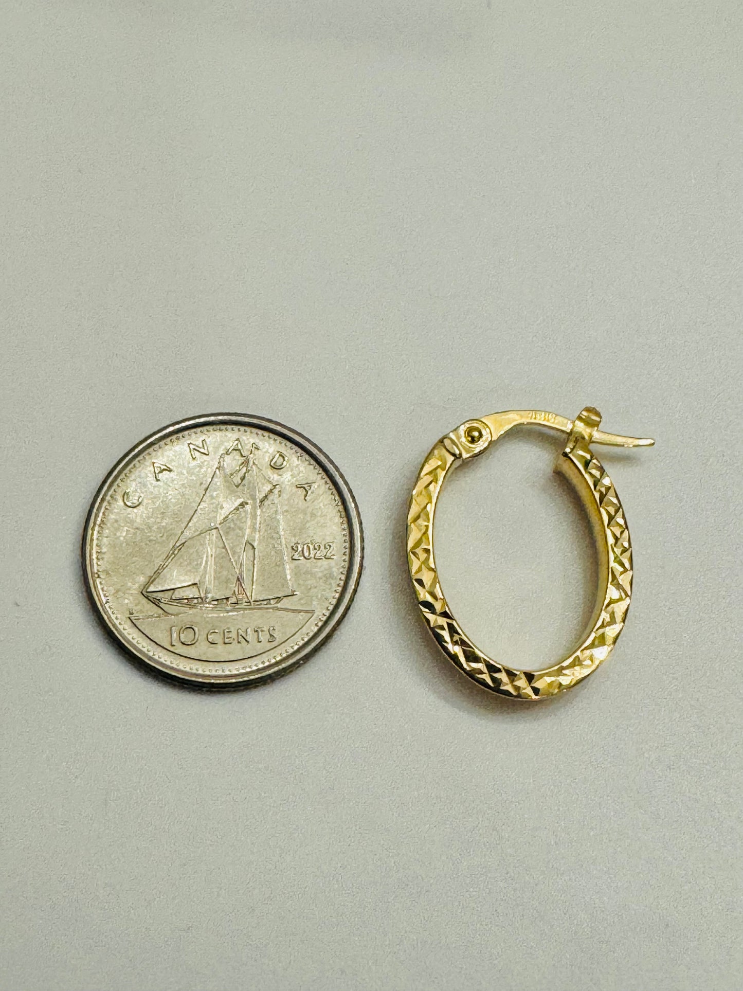 #318 Pendientes de aro ovalados con grabado en oro de 10k