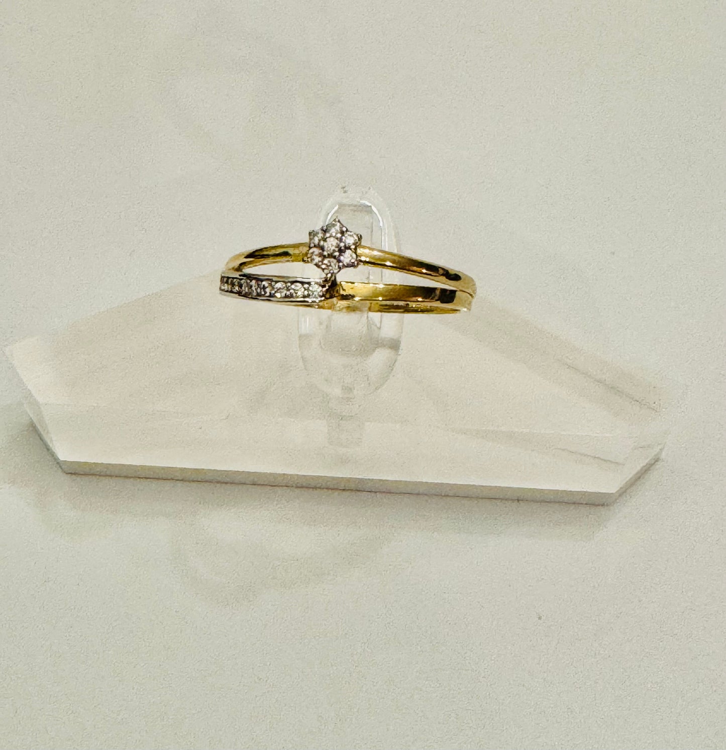 #213 bague fleur en zircon en or 10k