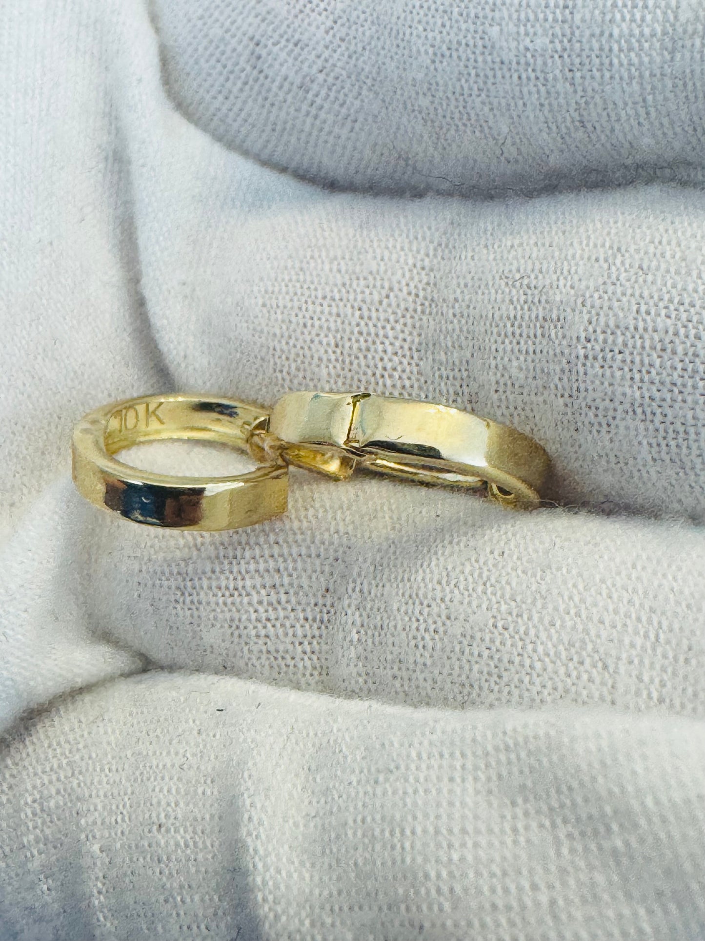 #323 petite dormeuse unie en or 10k￼