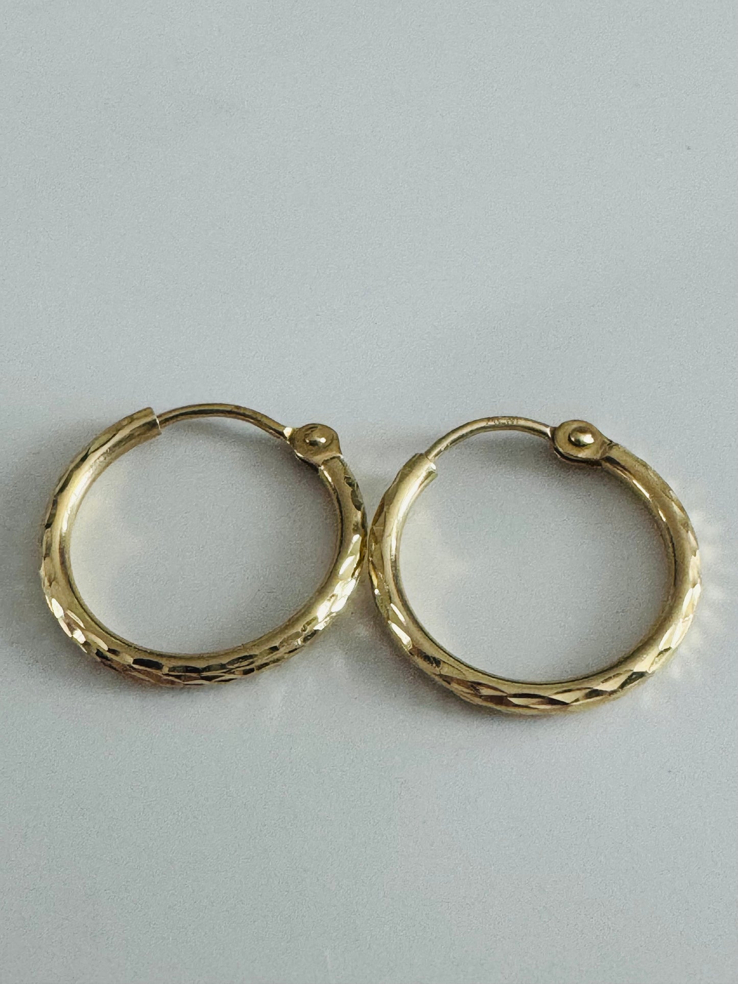 #307 boucles d’oreilles petites anneaux pour bébé avec gravure en or 10k