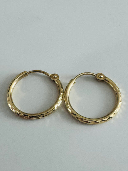 #307 boucles d’oreilles petites anneaux pour bébé avec gravure en or 10k