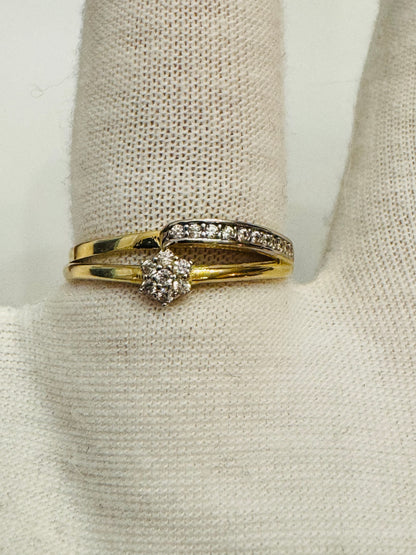 #213 bague fleur en zircon en or 10k