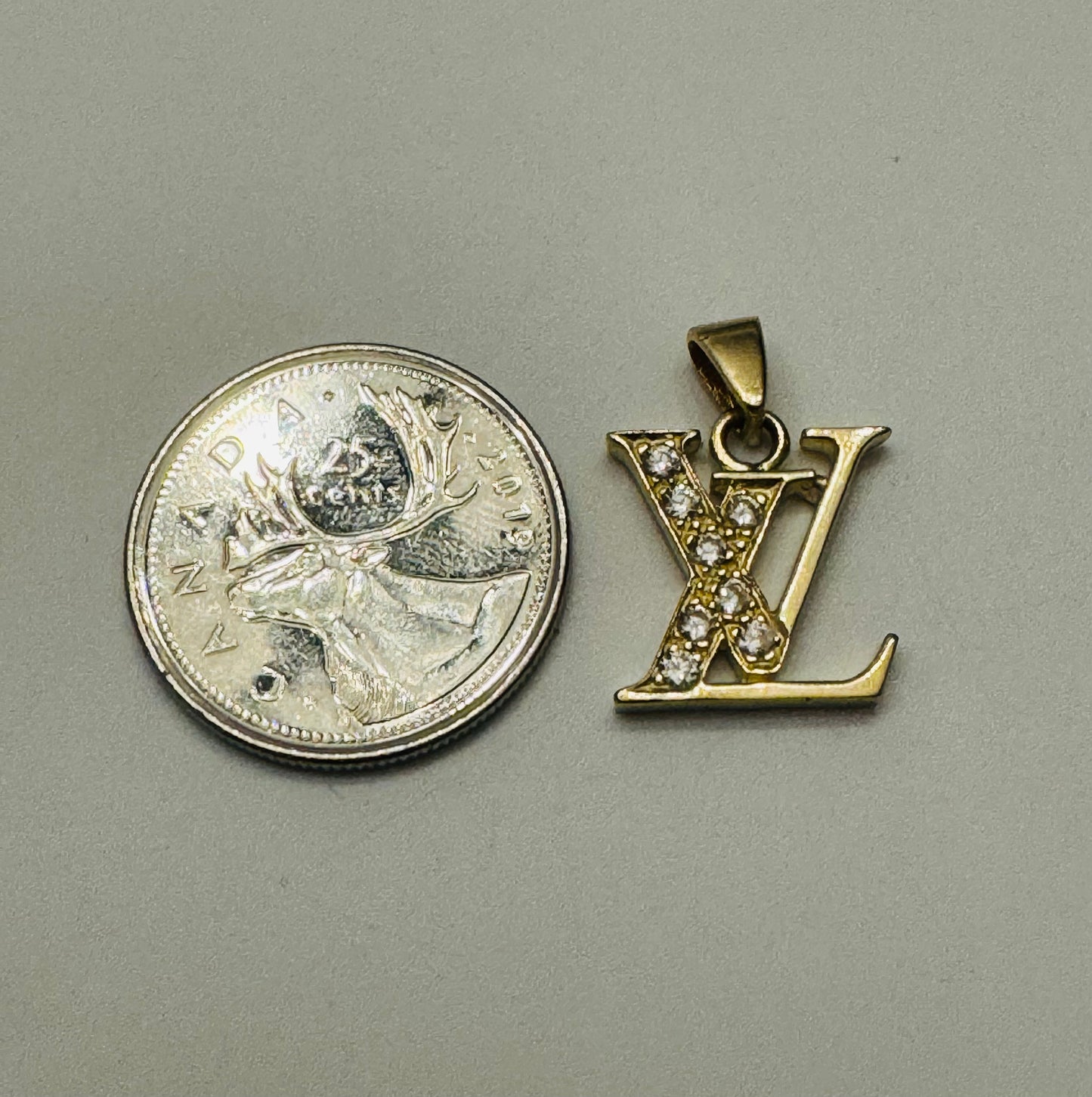 #442 pendentif LV avec zircon en or 10k
