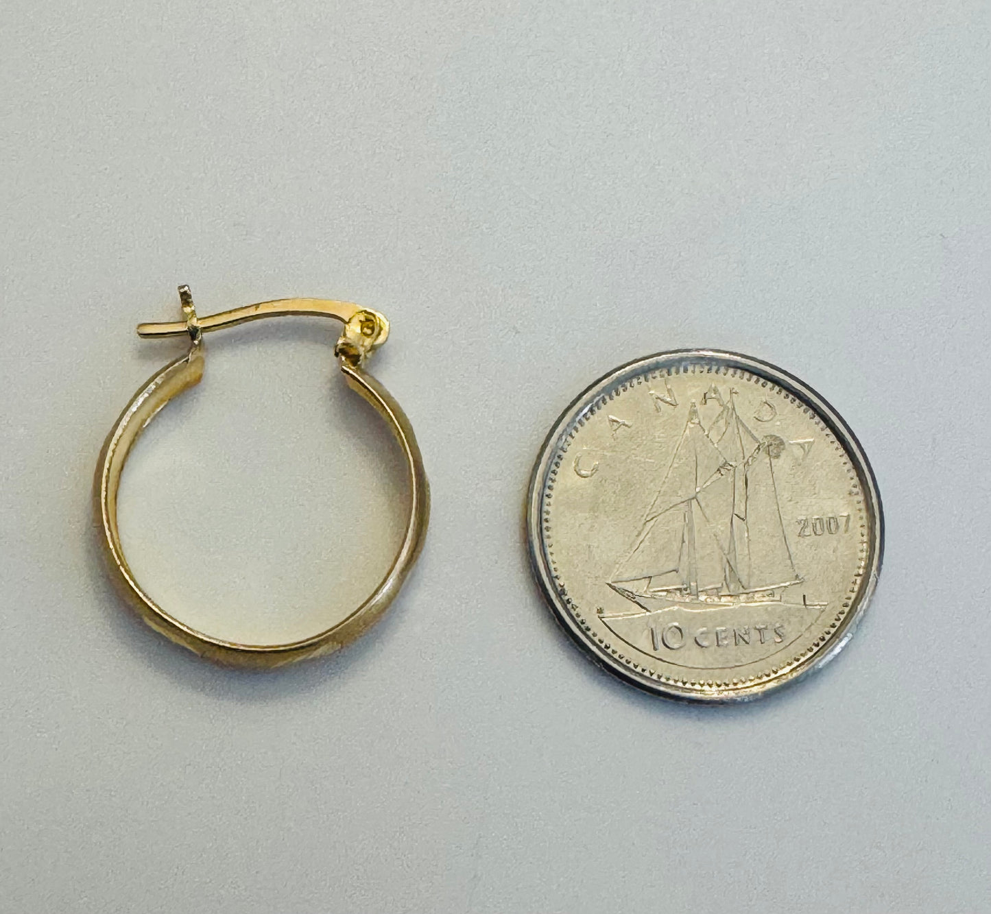 #325 boucles d’oreilles anneaux avec petites gravures en or 10k