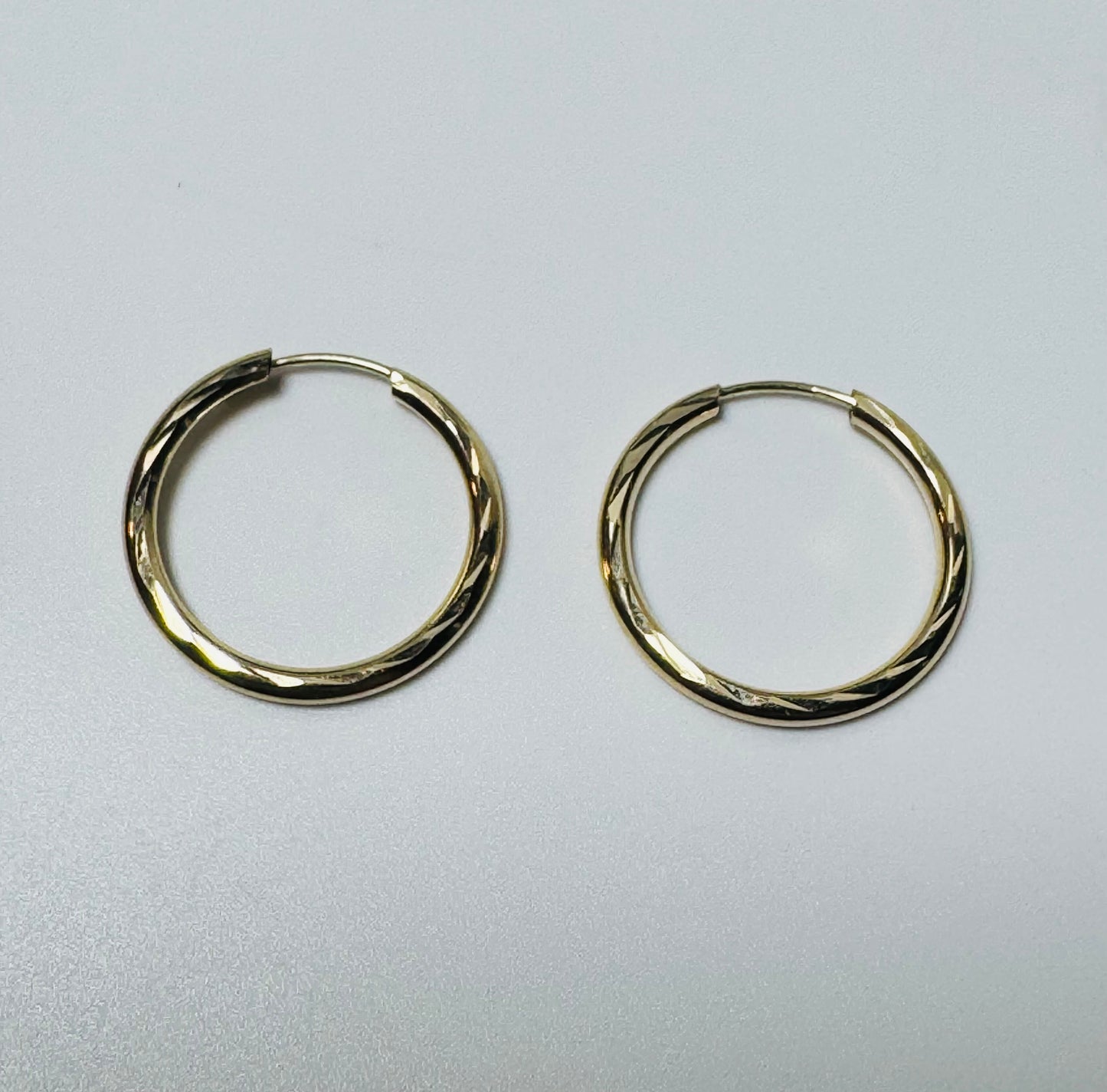 #309 boucles d’oreilles petites anneaux avec gravure en or 10k