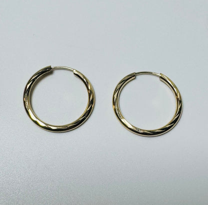 #309 boucles d’oreilles petites anneaux avec gravure en or 10k