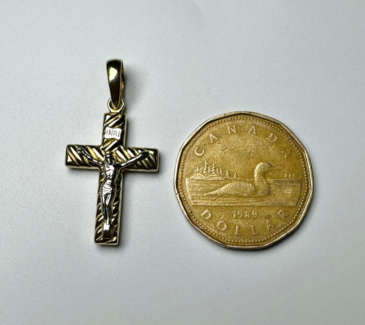 Pendentif croix lignée avec jésus 2 couleurs en or 10 carats