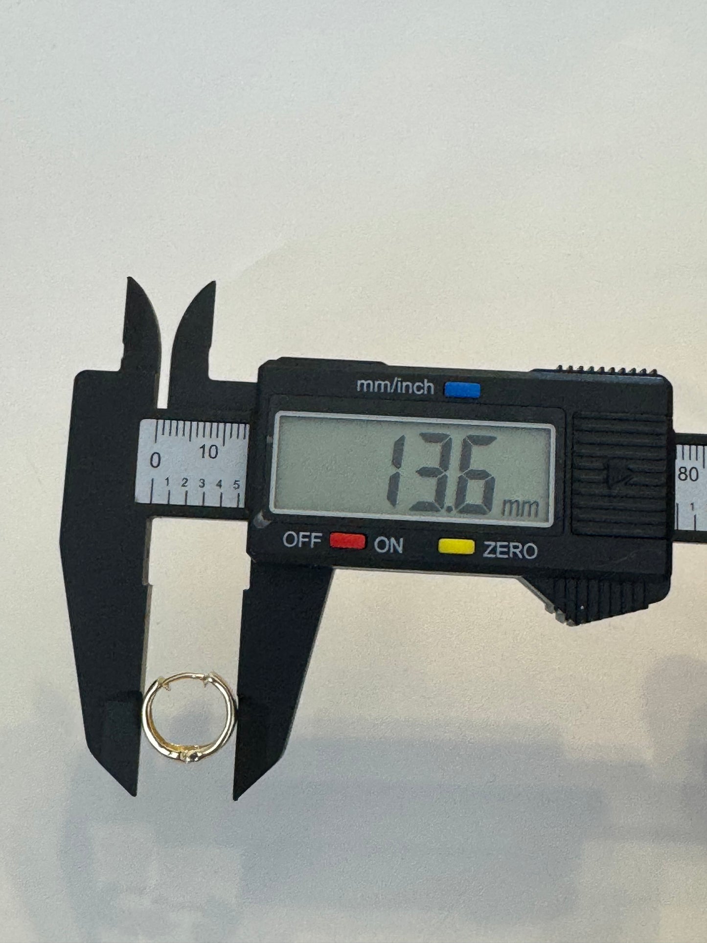 #323 petite dormeuse unie en or 10k￼