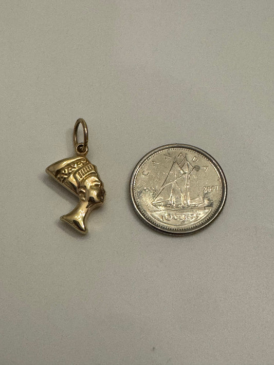 #406 Pendentif petite tête de Néfertiti en or 10k