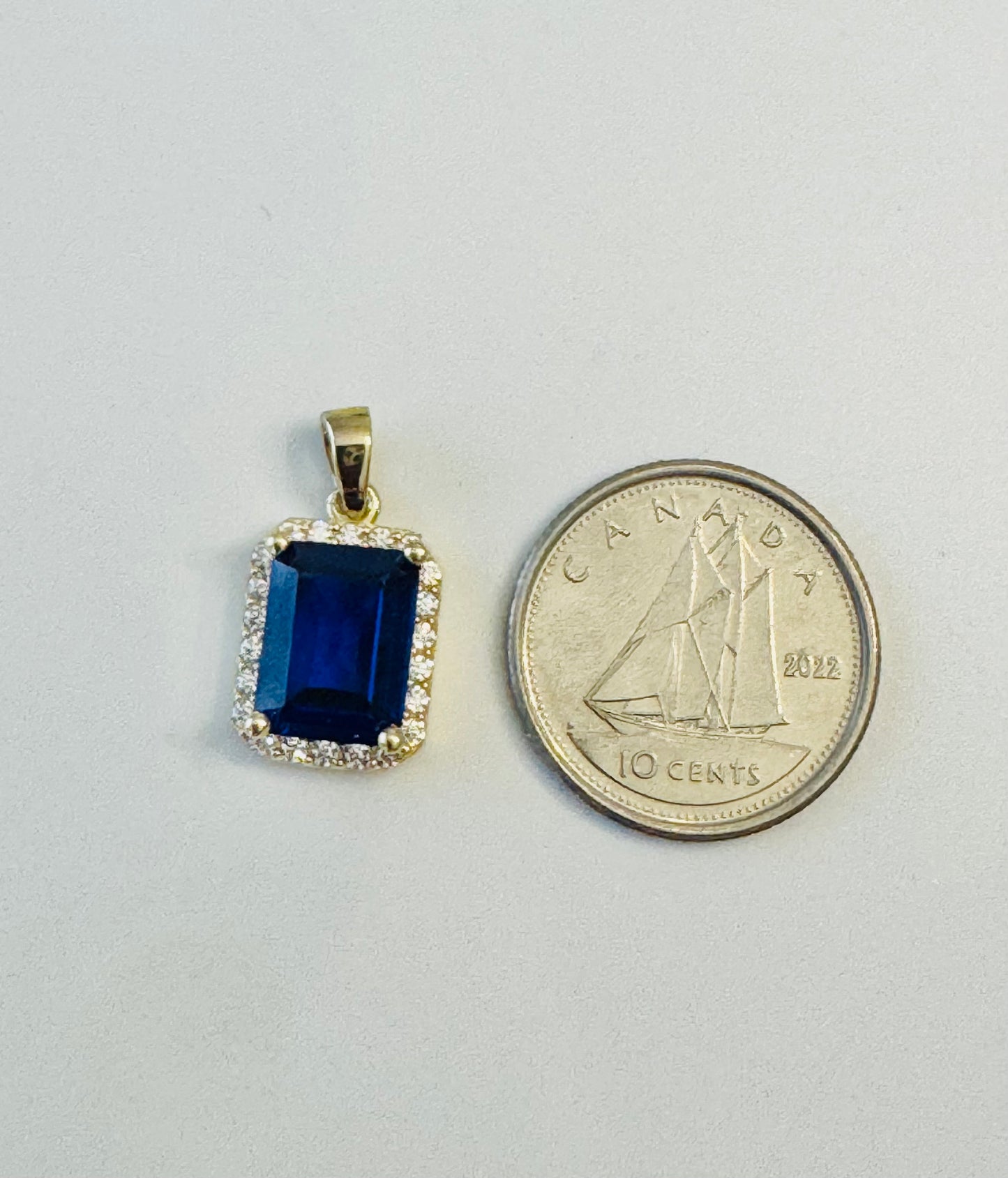 #436 pendentif rectangulaire avec zircon blanc et bleu en or 10k