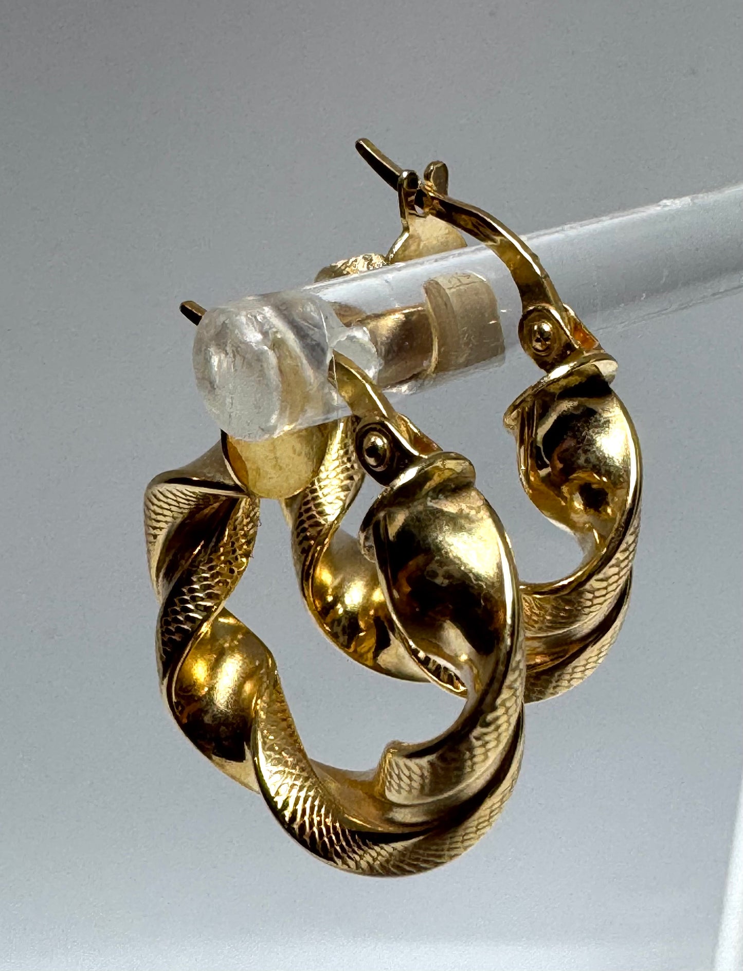 #313 boucles d’oreilles anneaux Twister avec gravure en or 10k