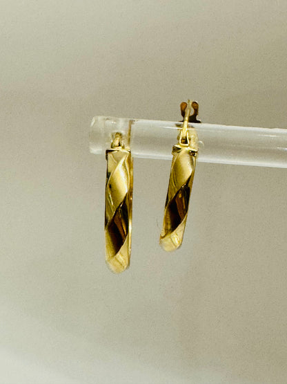#315 petites boucles d’oreilles anneaux ondulées neuve en or 10k￼