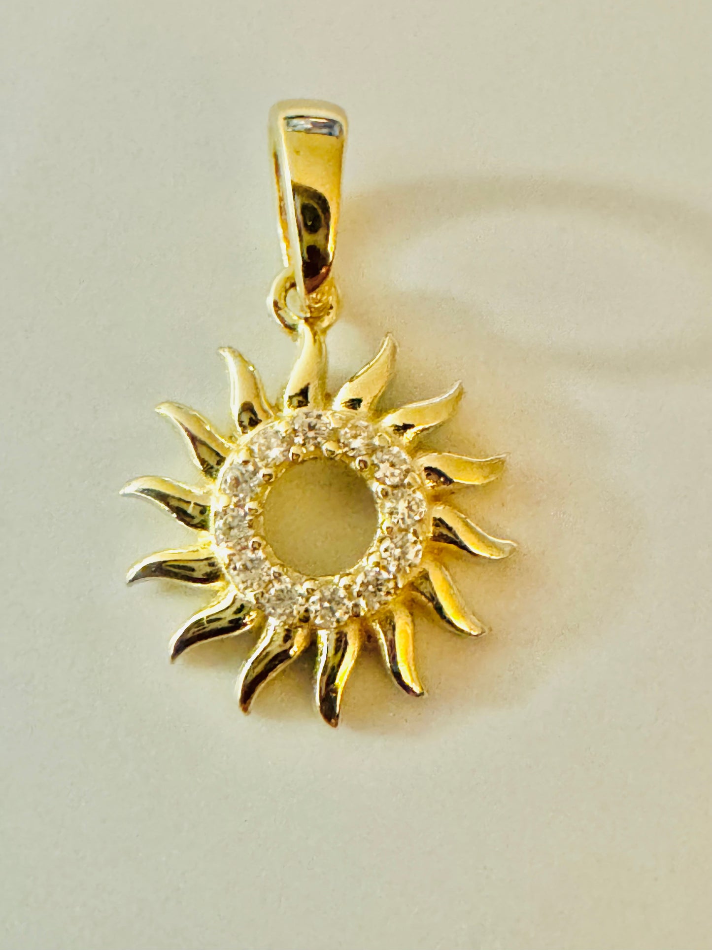 #403 pendentif petit soleil avec zircon en or 10k