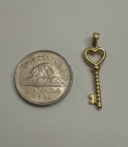 #403 pendentif clé Twister avec cœur en or 10k