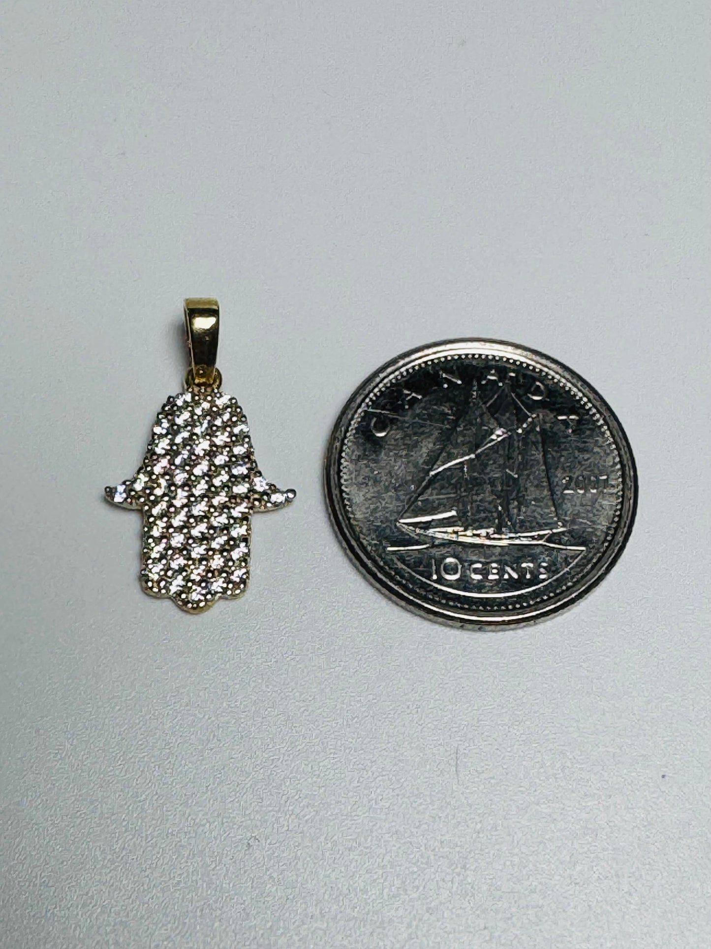 #403 pendentif main Fatima couvert de zircon en or 10k