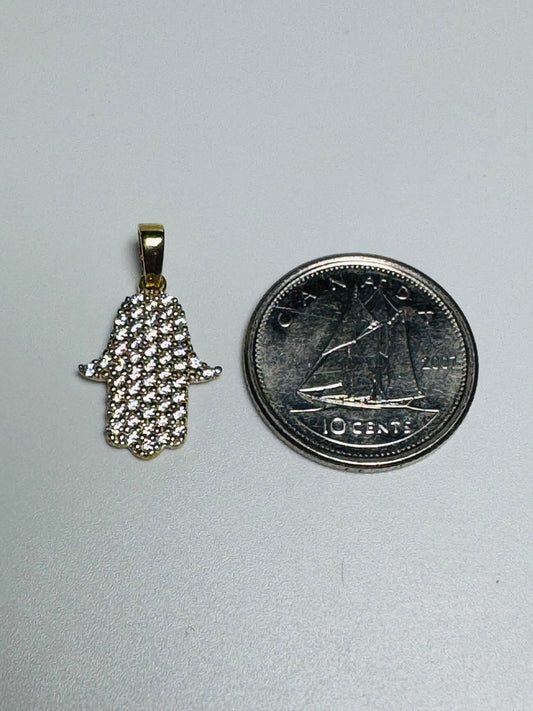 #403 pendentif main Fatima couvert de zircon en or 10k