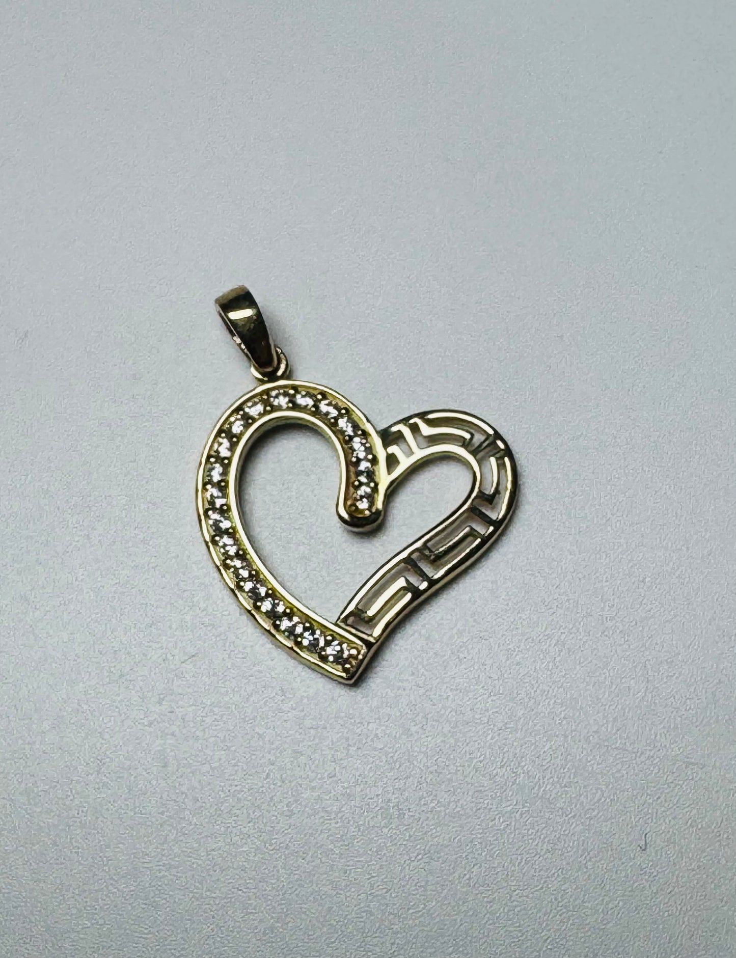 #456 Colgante corazón, un lado con circonita y el otro con medusa en oro de 10K.