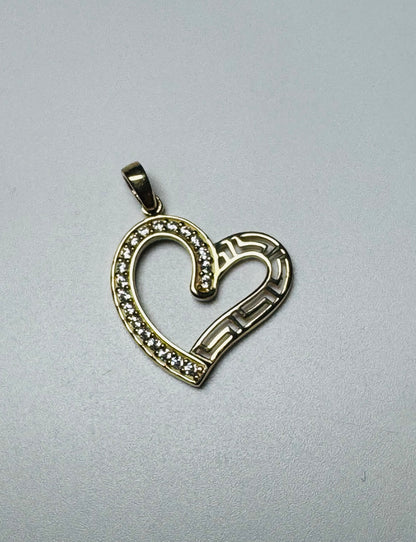 #456 Colgante corazón, un lado con circonita y el otro con medusa en oro de 10K.