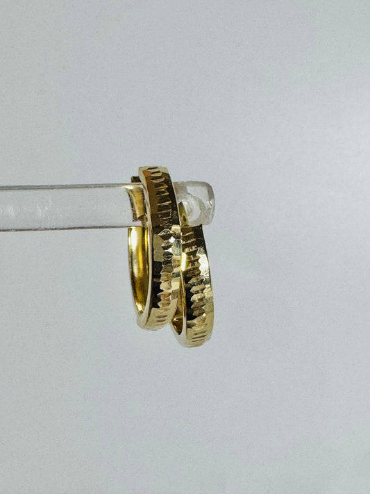 #303 boucles d’oreilles Huggies avec petite gravure en or 10k