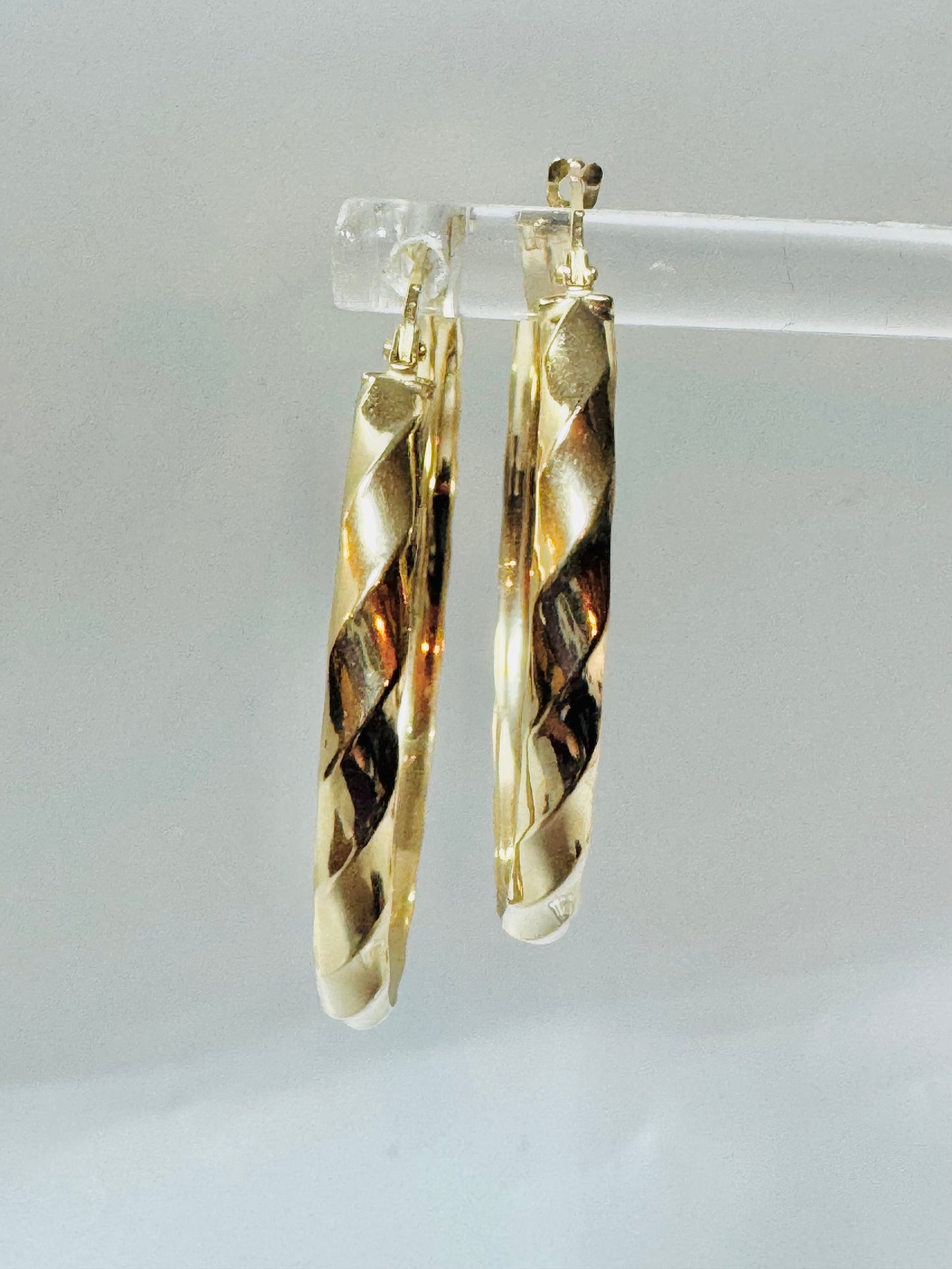 #320 boucles d’oreilles grandes anneaux ondulées en or 10k