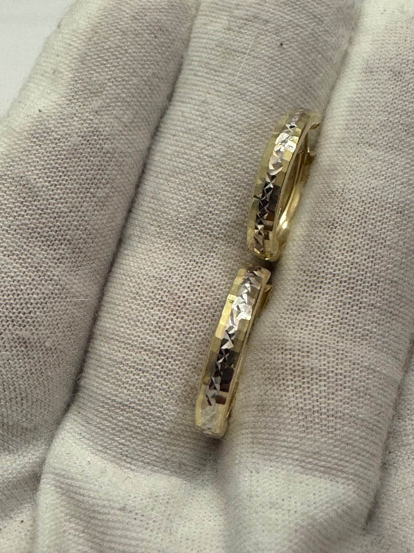 Boucles d’oreilles Huggies ligne d’or blanc or jaune et blanc 10k