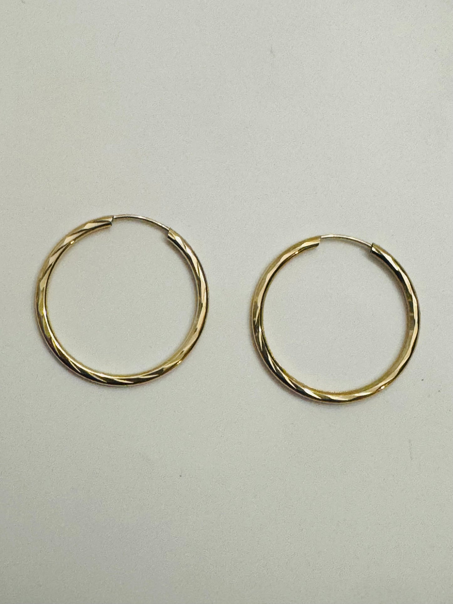 #318 boucles d’oreilles anneaux avec gravure fermoir intégré 1$ en or 10k