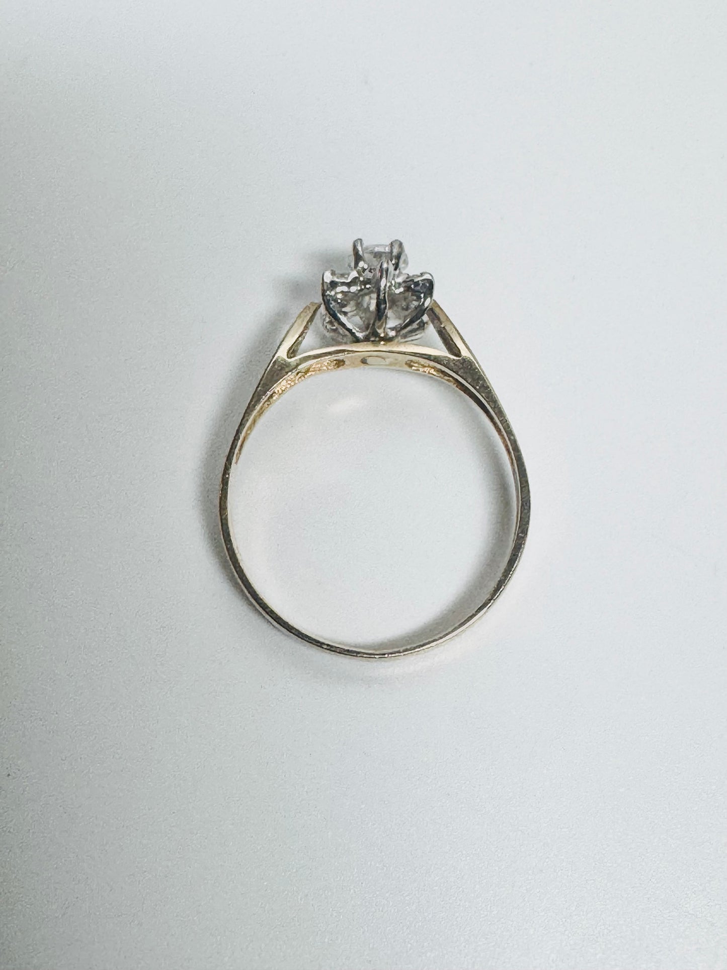 #213 bague zircon en fleurs en or 10k