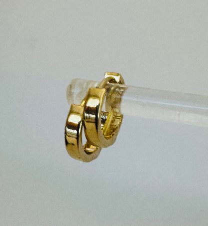 #323 petite dormeuse unie en or 10k￼