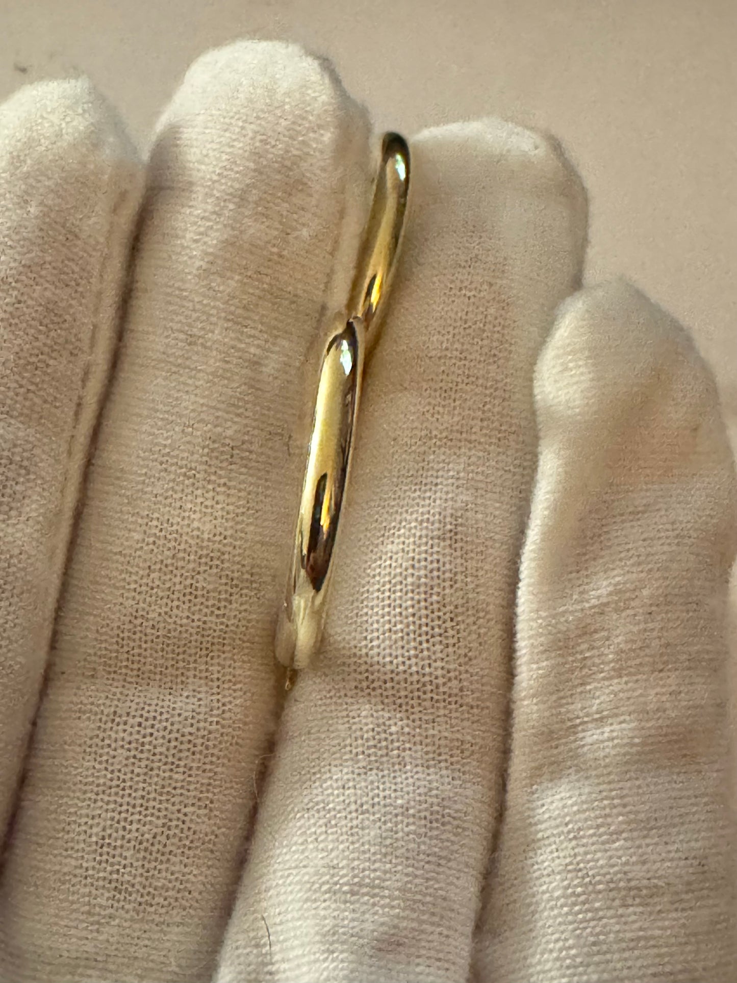 Pendientes sencillos n.° 308, tamaño $1, en oro de 10 quilates.