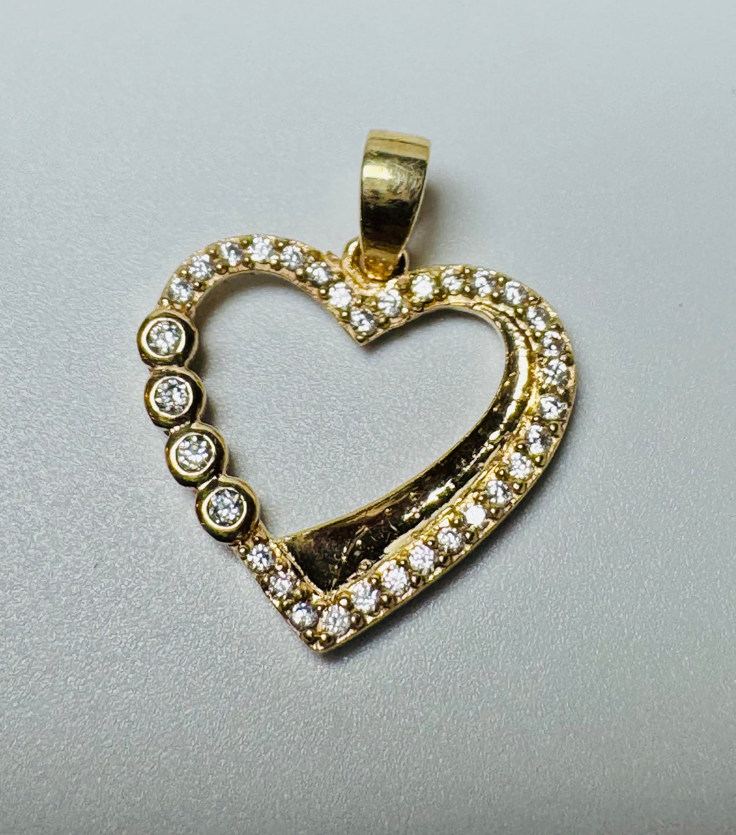 #423 pendentif cœur contour en zircon neuf en vrai or 10k￼