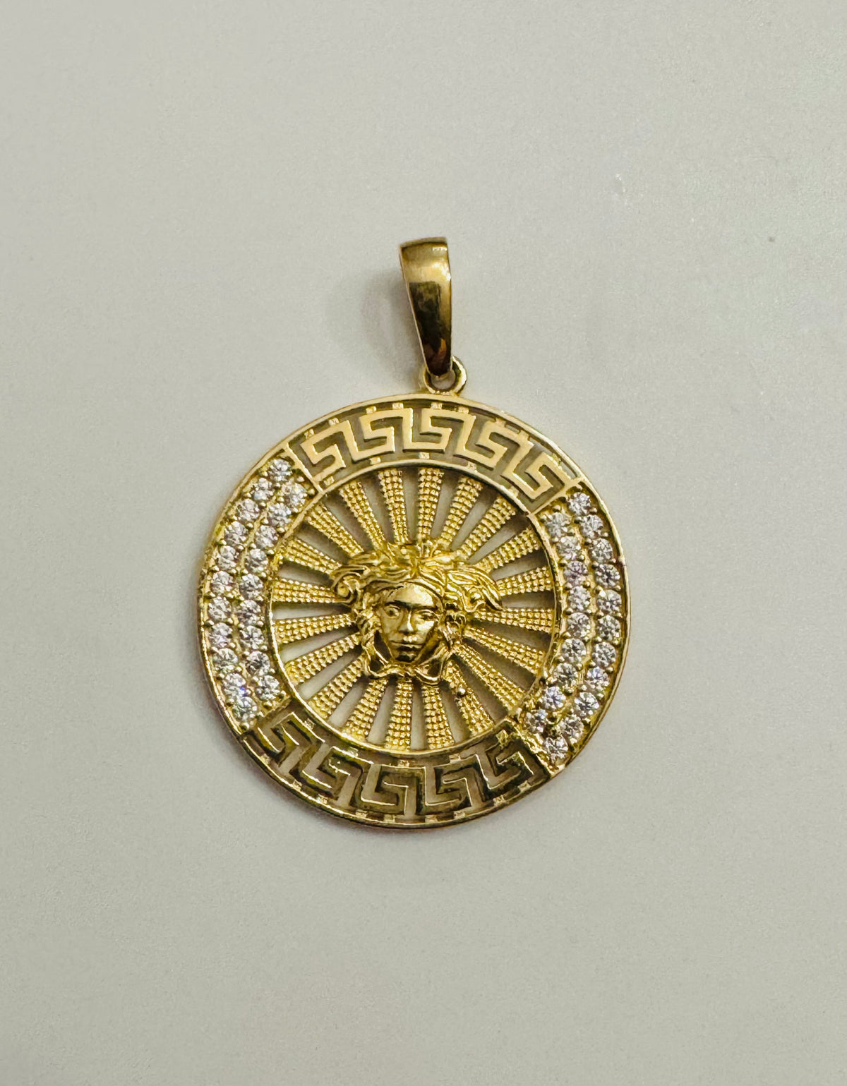 #437 Colgante medallón medusa estilo sol con circonita de oro de 10k