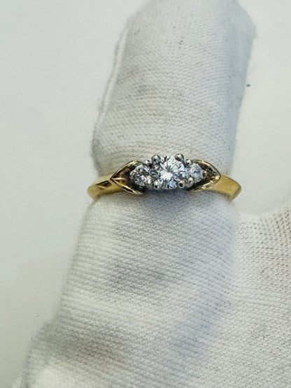#206 bague trois zircon entourées d’or blanc anneau or jaune en or 10k
